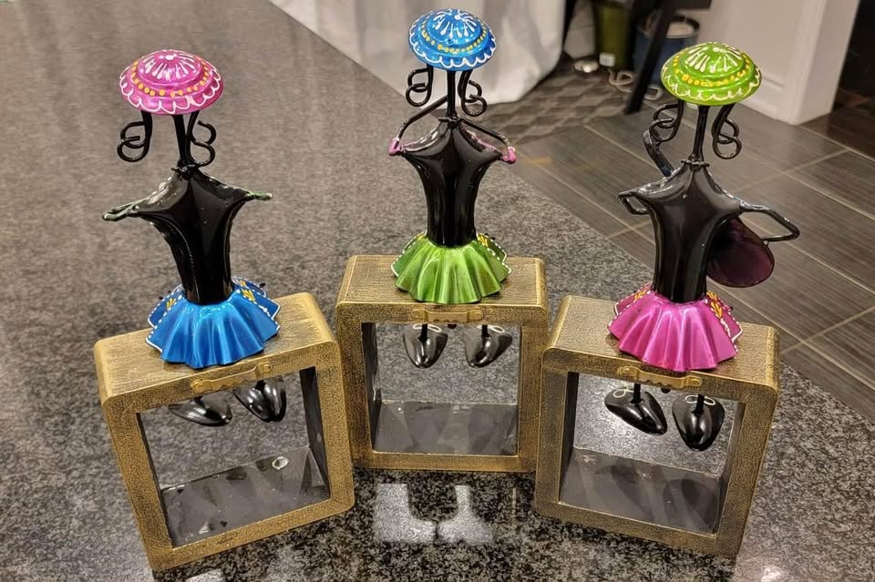 Elegant and unique set of 3 iron ladies for home decoration