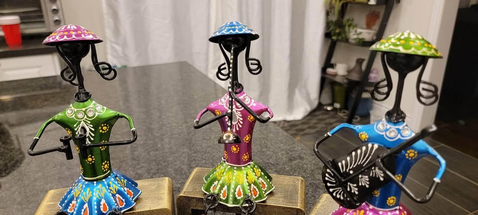 Elegant and unique set of 3 iron ladies for home decoration