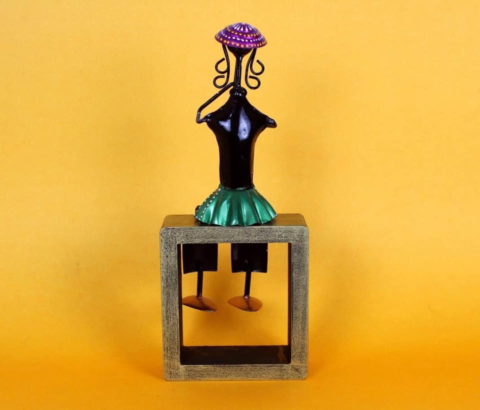 Elegant and unique set of 3 iron ladies for home decoration