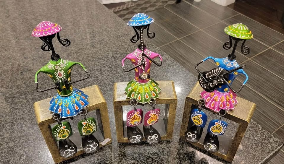 Elegant and unique set of 3 iron ladies for home decoration
