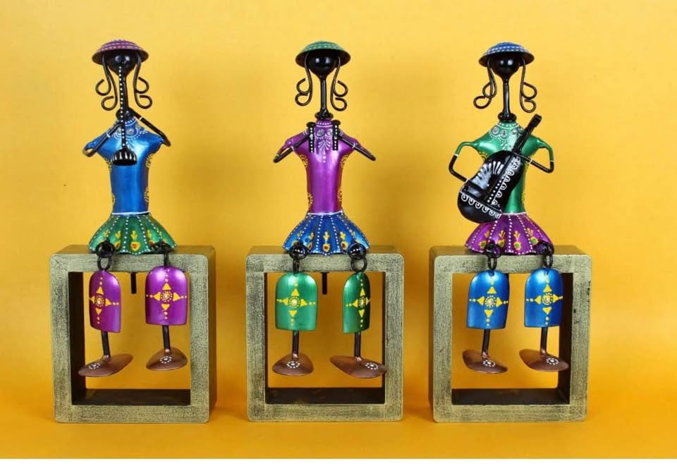 Elegant and unique set of 3 iron ladies for home decoration