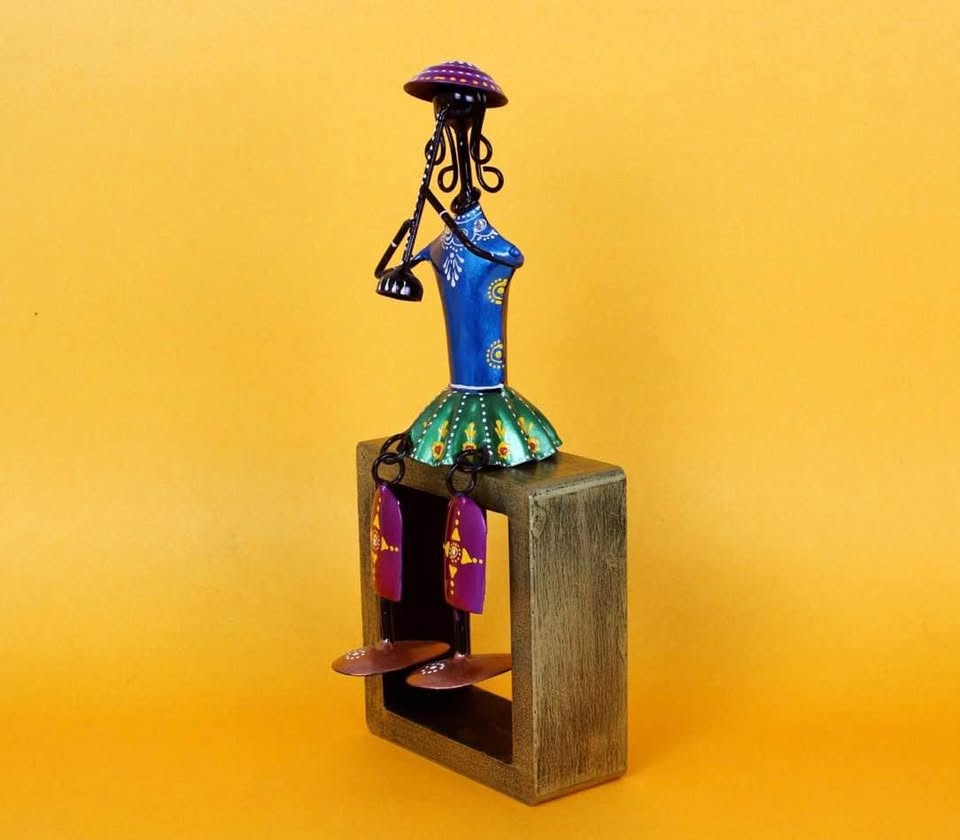 Elegant and unique set of 3 iron ladies for home decoration