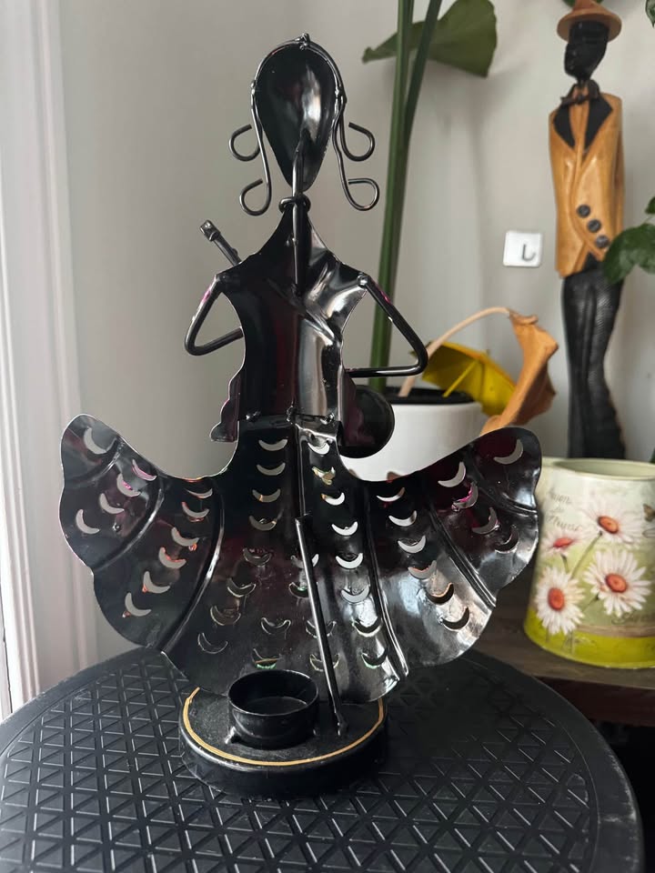 Iron decor with Tea light holder for reflection